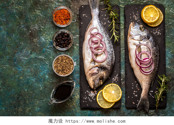 蓝色石桌上摆放着多拉达鱼和蔬菜宣传图多拉达鱼与蔬菜, 柠檬, 香料和绿色的蓝色背景